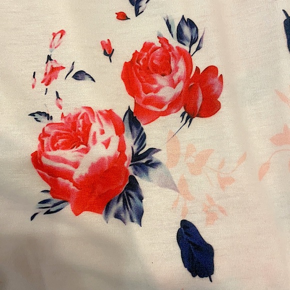 Like new floral cold shoulder top, size medium - Picture 5 of 6